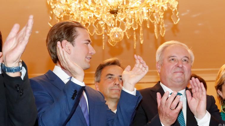 ÖVP-Parteichef Sebastian Kurz (links) freut sich mit dem steirischen Landeshauptmann Hermann Schützenhofer.