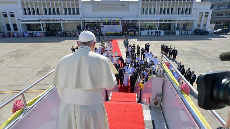Papst Franziskus bei der Abreise aus Thailand nach Japan.