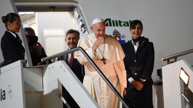 Papst Franziskus bestieg in Rom das Flugzeug.