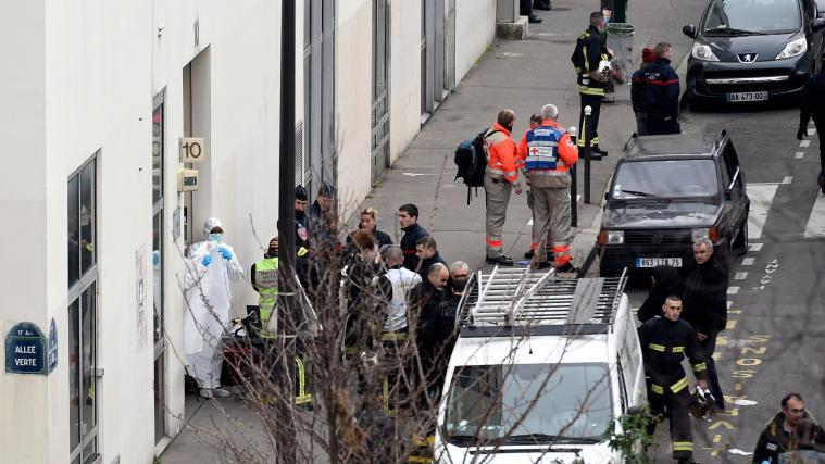 Polizisten damals vor dem Büro von Charlie Hebdo in Paris.