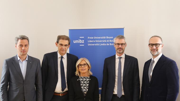 Rektor Prof. Paolo Lugli, Prof. Massimiliano Bonacchi, Dr. Sonia Albano (Südtiroler Sparkasse) Dr. Armin Hilpold (Bureau Plattner) und Dr. Christian Unterkircher (Südtiroler Volksbank).
