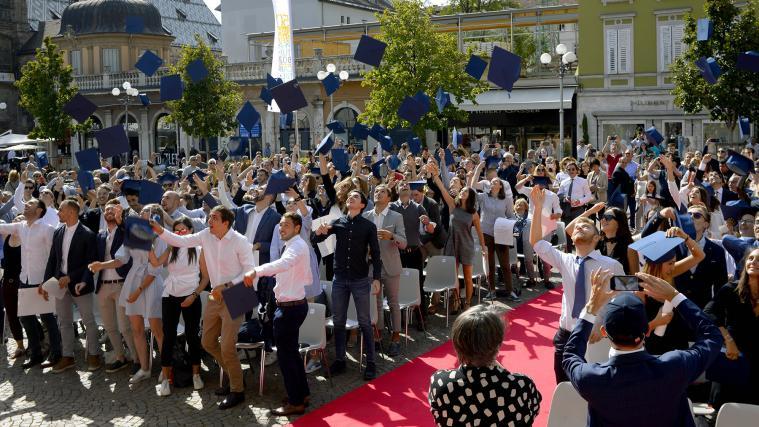 Studenten der Uni Bozen bei der Diplomfeier im Sommer am Waltherplatz.