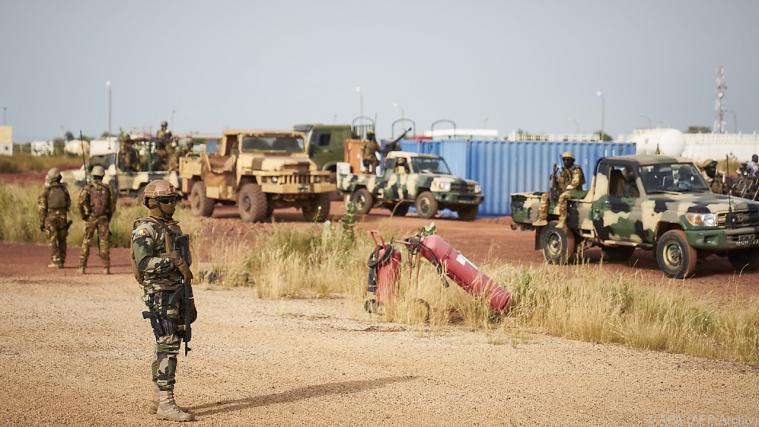 "Terrorangriff" auf Militärstützpunkt in Mali.