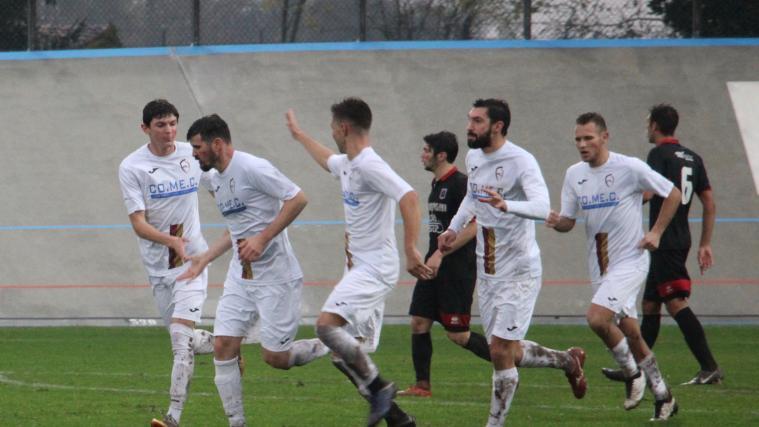Torschütze Simon Laner (2. v.l.) wird für seinen 1:1-Ausgleichstreffer bejubelt, zum Sieg hat es dann aber trotzdem nicht gereicht. Quelle: franciacortafc.it
