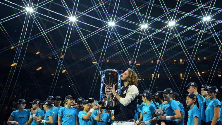 Umringt von den Ballkindern feiert Stefanos Tsitsipas seinen Triumph bei den ATP Finals in London.