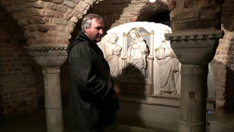 Venedigs Bürgermeister Luigi Brugnaro machte sich am Mittwoch ein Bild der Zerstörung in der Basilika.