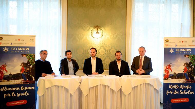 (v.l.) Claudio Zorzi (Landesberufskammer der Skilehrer), Helmut Sartori (Verband der Seilbahnunternehmer), Philipp Achammer (Landesrat), Hansi Pichler (IDM), und Manfred Pinzger (HGV).