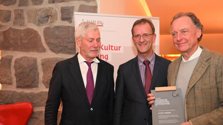 v.l.n.r.: Jury-Mitglied Sebastian Marseiler, BM Walter Mairhofer, Preisträger Alois Lageder – Foto: Roland Strimmer