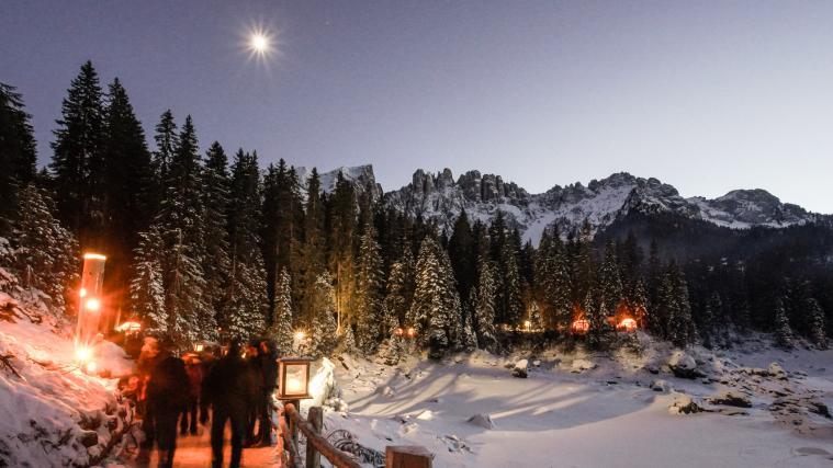 Weihnachtszauber am Karersee. Bild: Tourismusverein Welschnofen − Carezza Event