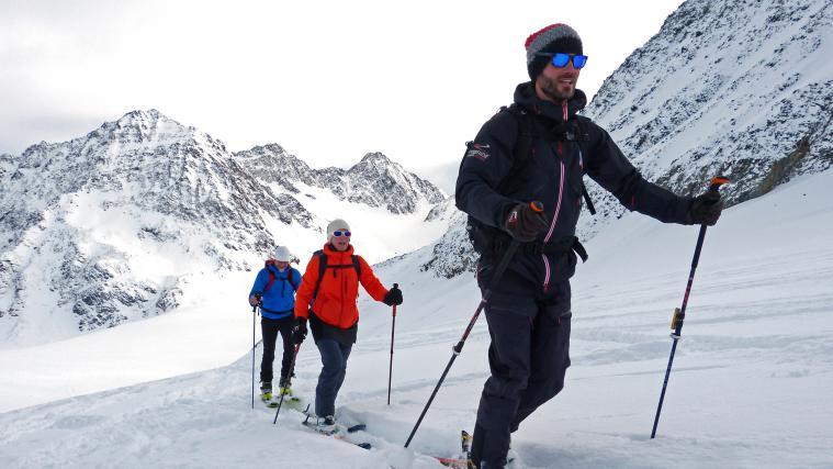 2 Skitourengeher und 3 Schneeschuhwanderer sind im Zuge einer aufwendigen Suchaktion von Bergrettern geborgen worden. (Symbolbild)