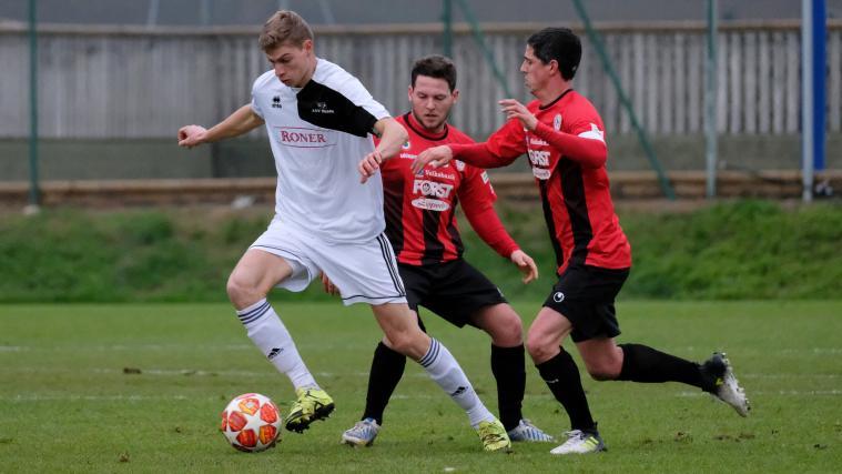 Alex Pfitscher (am Ball) trifft mit Tramin auf Simon und Roland Harrasser (St. Georgen, v.l.).