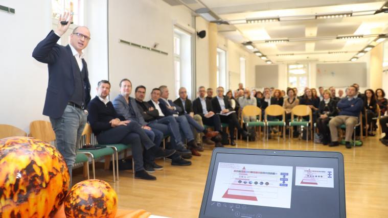 Antworten auf die Klimakrise: Landesregierung, Verwaltung und Klima-Experten beraten auf Schloss Rechtenthal in Tramin.