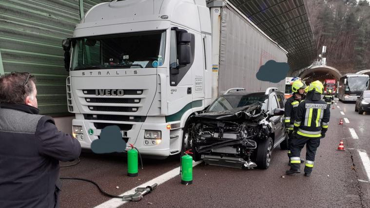 Auf der A22 bei Waidbruck prallte ein Auto in einen Laster.