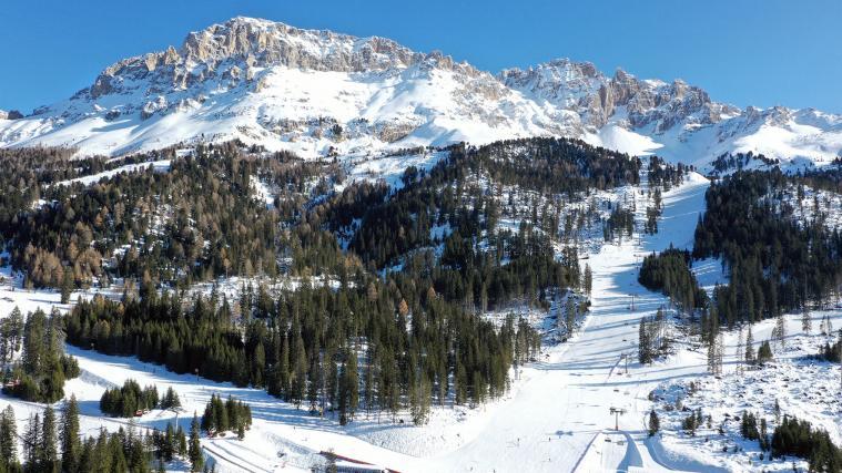 Auf Kurzskiern durchkämmen der Nikolaus und seine Begleitung das ganze Skigebiet.