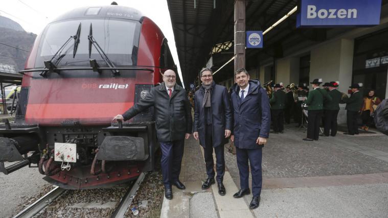 Aufbruch in Richtung saubere und moderne Mobilität: Matthä (ÖBB-Holding AG), Landeshauptmann Arno Kompatscher und Landesrat Daniel Alfreider mit dem Railjet, der Fahrgäste ab Sonntag ohne Umsteigen auf der Strecke Wien-Bozen transportiert.