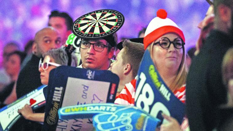 Ausgefallen Kostüme, tosender Lärm und feiernde Fans gehören im Ally Pally dazu.