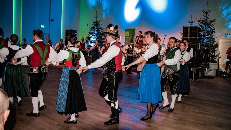 Beim Bauernball wird kräftig gefeiert.