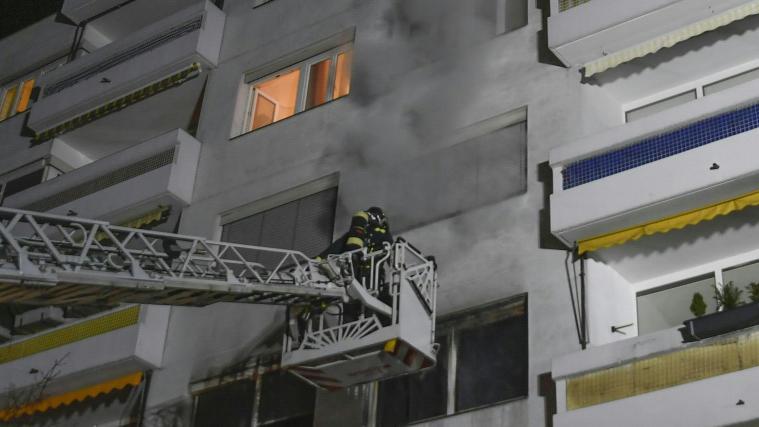 Beim Brand in einem Innsbrucker Mehrfamilienhaus mussten am späten Samstagabend mehrere Bewohner von der Feuerwehr von den Balkonen geborgen werden.