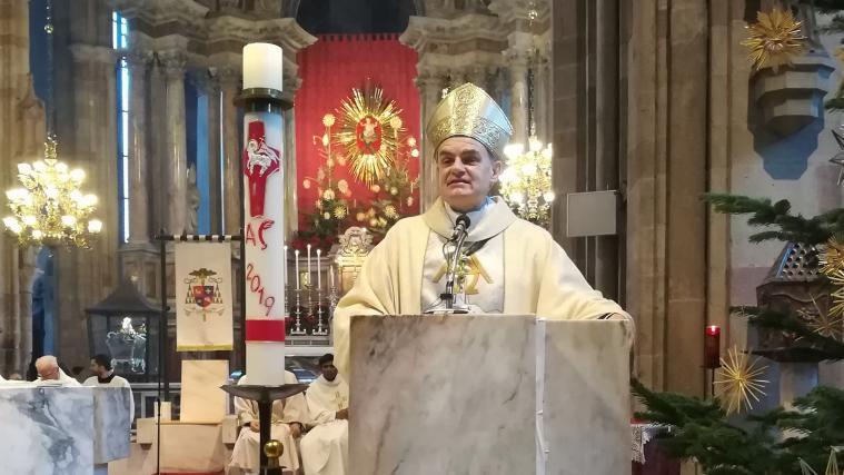 Bischof Ivo Muser bei seiner Predigt am Christtag im Bozner Dom.