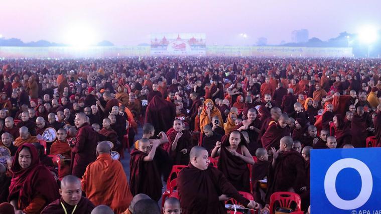 Buddhistische Mönche soweit das Auge reicht.