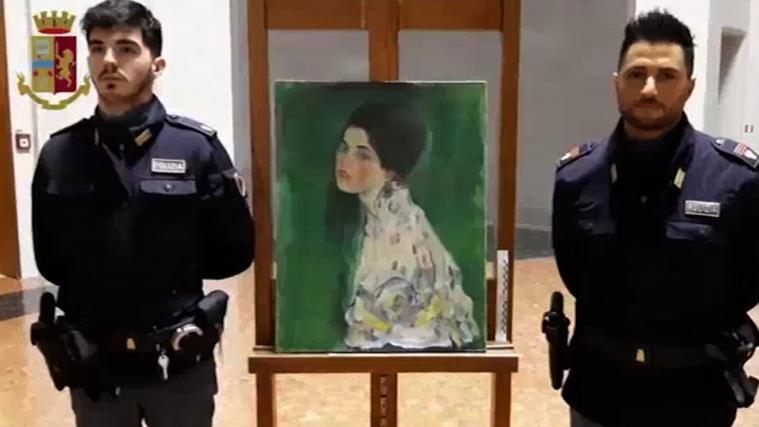 Das Bild ist Teil einer Serie von Damenporträts, die Klimt in seinen letzten Lebensjahren, zwischen 1916 und 1918, geschaffen hat. Es zeigt das Viertelprofil einer jungen Frau mit dunklen Haaren vor grünem Hintergrund.