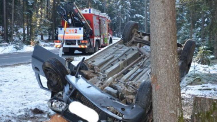 Das Fahrzeug überschlug sich und krachte gegen einen Baum.