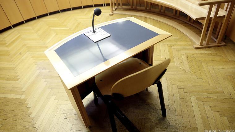 Der Angeklagte soll mit großer Brutalität vorgegangen sein.