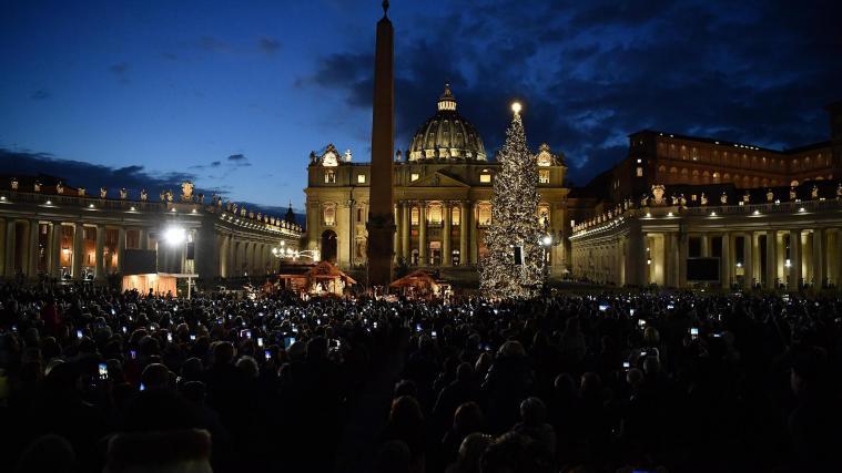 Der Christbaum am Petersplatz wurde eingeweiht.