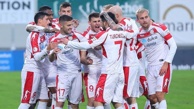 Der FC jubelt mit Torschütze Simone Mazzocchi (Nummer 9) über den Sieg in Ravenna.