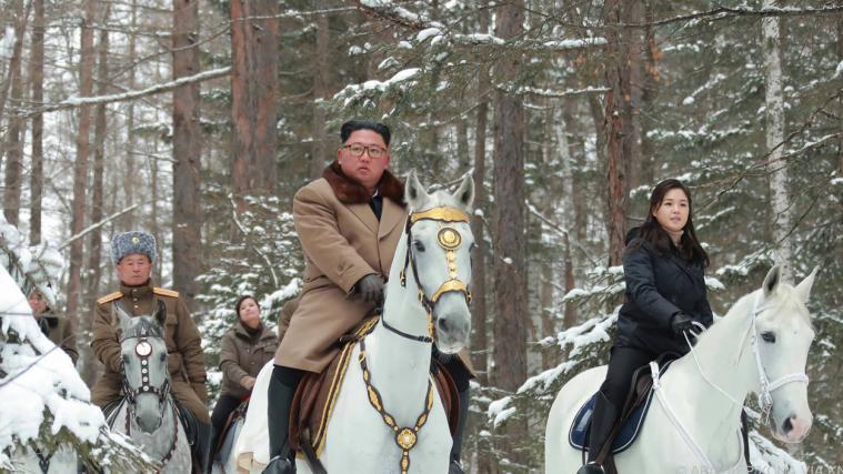 Der Führer von Nordkorea hoch zu Ross.