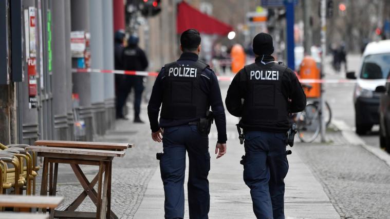 Der Täter ist laut Polizei auf der Flucht.