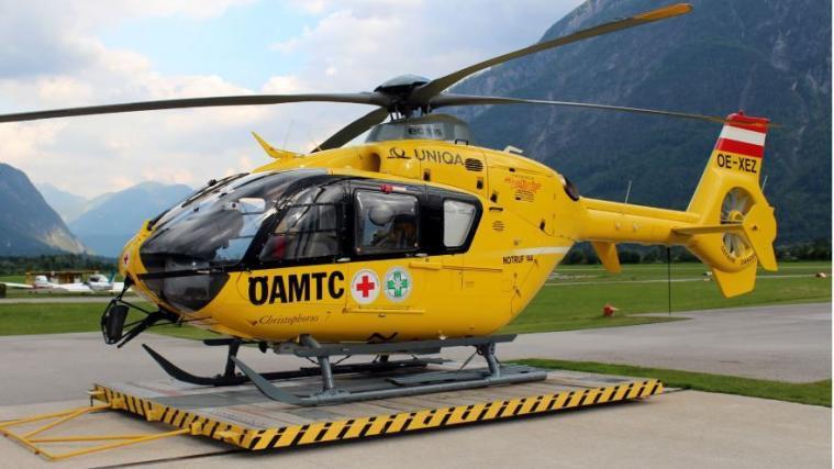 Der verschüttete Eiskletterer wurde mit dem Rettungshubschrauber in die Innsbrucker Uniklinik geflogen.