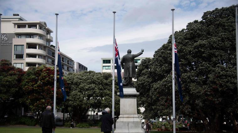 Die Flaggen Neuseelands und Australiens (Mitte) wurden auf Halbmast gesetzt.