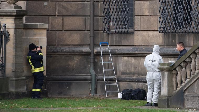 Die Polizei prüft entsprechende Hinweise zu den Dieben der Dresdner Juwelen.