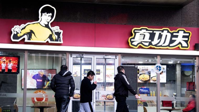 Die Restaurantkette wirbt mit einem Mann in Kung-Fu-Pose, der Bruce Lee ähnlich sieht.