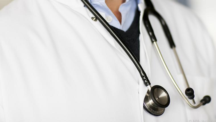 Durch einen schweren Fehler eines Arztes soll eine Patientin schwerste Brandverletzungen erlitten haben.