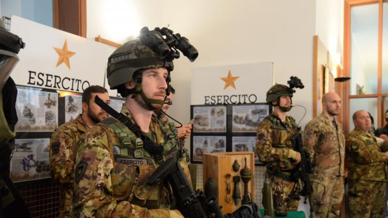 Dutzende Personen in Zivil und Uniform füllten den großen Raum im „Circolo Unificato“ des Heeres in der Drususallee in Bozen.