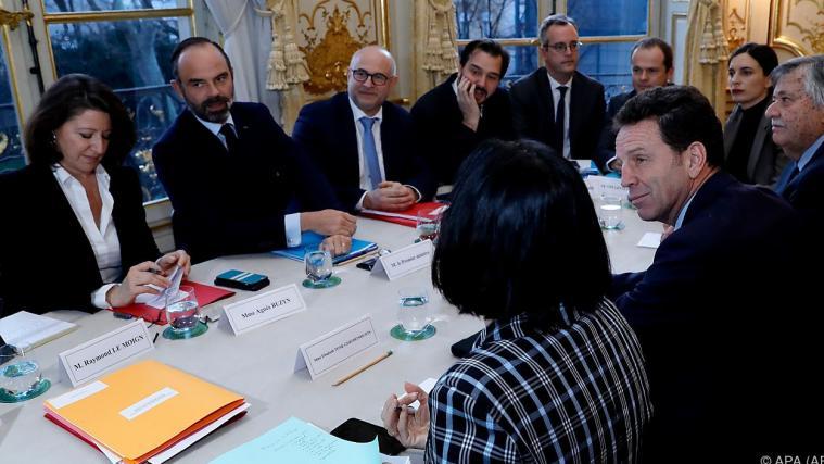 Edouard Philippe (2.v.l.) bei einem Treffen mit den Gewerkschaftern.