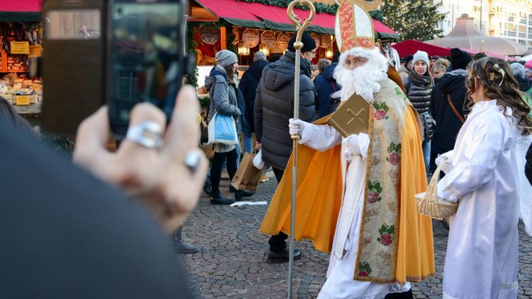 Ein beliebtes Handy-Fotomotiv: Der Heilige Nikolaus am Bozner Christkindlmarkt.