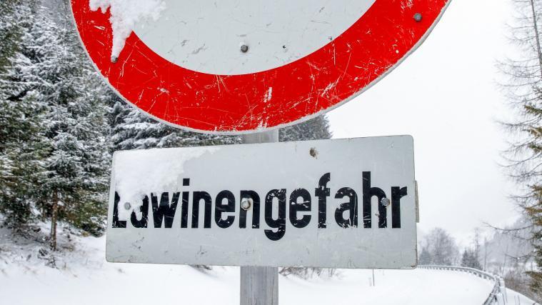 Ein Skitourengeher wurde in Nordtirol von einer Lawine erfasst.