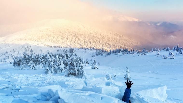 Einer der beiden Burschen war in der Lage, seine Hand aus dem Schnee zu strecken, sodass sein unverschütteter Freund seinen Kopf von den Schneemassen befreien konnte.