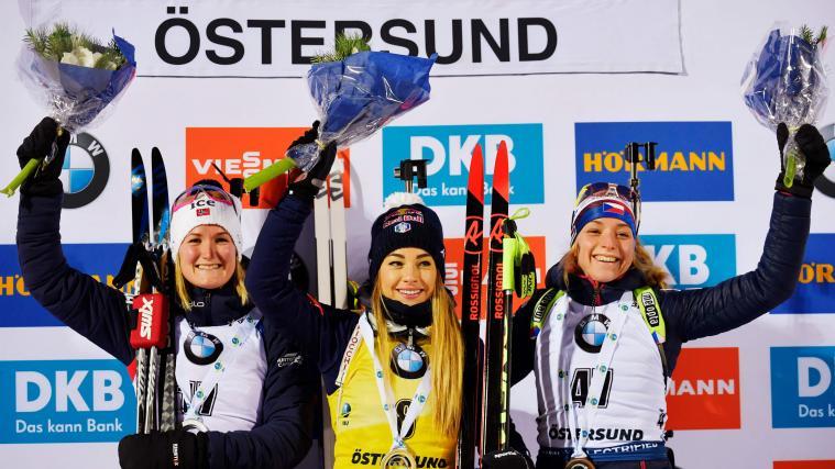 Flankiert von Roeiseland (links) und Davidova steht Wierer zum Auftakt in Östersund ganz oben.
