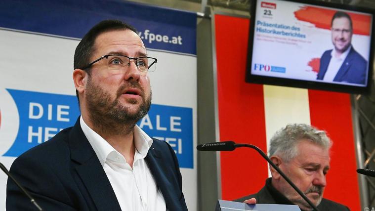 FPÖ-Generalsekretär Christian Hafenecker stellte den Bericht vor.