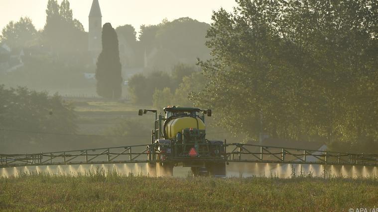Glyphosat darf in Österreich zumindest vorerst weiter verwendet werden.