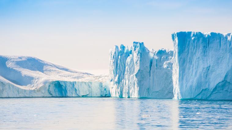 Im Bild: Große blaue Eisberge in Ilulissat, Eisfjord, Westgrönland