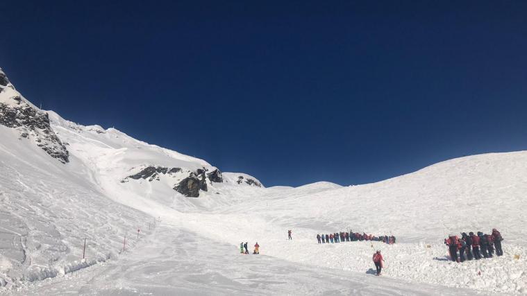 Im Skigebiet Ankogel wird nach möglichen Verschütteten gesucht.