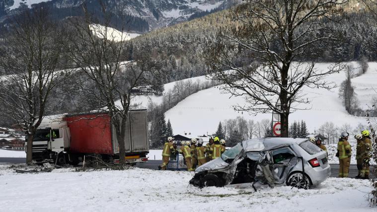 Im Vordergrund das völlig zerstörte Auto, im Hintergrund der Sattelschlepper.