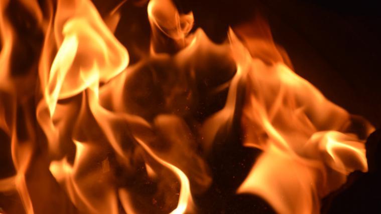 In Australien kämpfen Feuerwehrleute gegen Buschbrände.