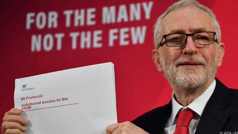 Jeremy Corbyn holt im britischen Wahlkampffinale angebliche Dokumente hervor.