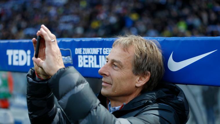 Jürgen Klinsmann sorgte bei seiner Herta-Premiere für skurrile Bilder.